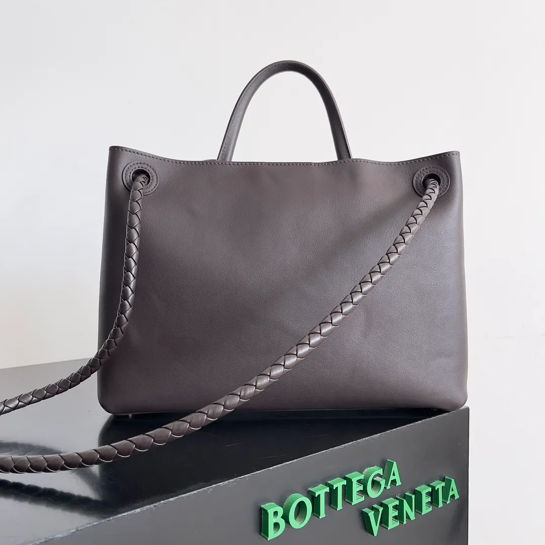 Batch 2560 BV The all-leather Andiamo is new, a very casual splayed buckle bag, which also means that its weight is very light, which greatly reduces our burden when going out for shopping. It can be carried cross-body, hand-held, or carried under the armpit. Taking into account the different backpacking habits of people, the simple design brings us more inspiration. Matched with various keychains and dolls, it will become the finishing touch in the outfit. Medieval style and modern style can also be perfectly blended🫧🫧 Style number: 810214 Size: 32*24*12cm
